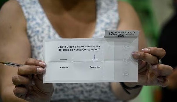 Chilenos rechazan por segunda vez redactar una nueva Constitución