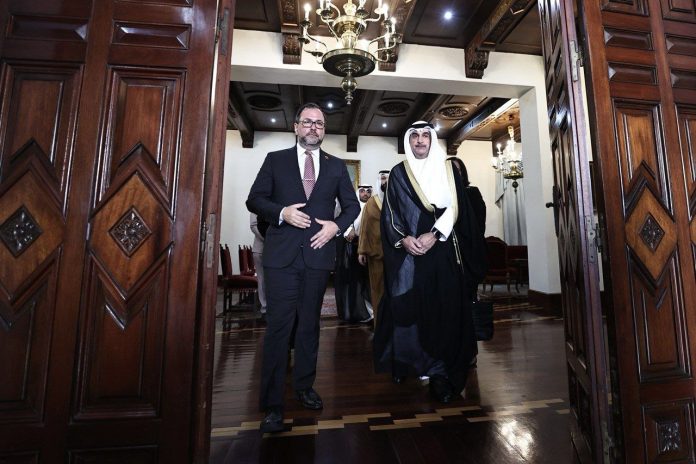 Canciller recibe Copias de Estilo del embajador de Kuwait en Venezuela