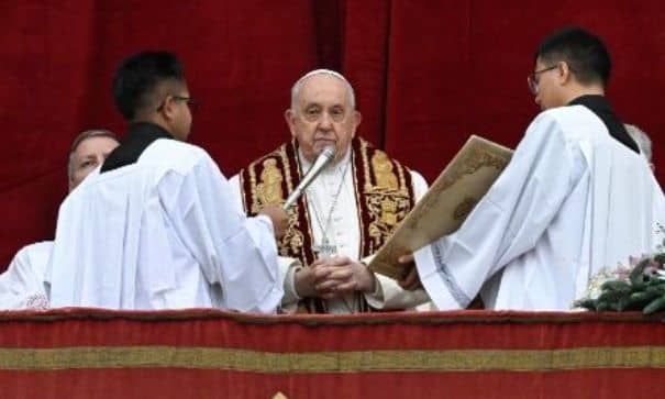 El papa pide cese de ataques en Gaza en la bendición de Navidad