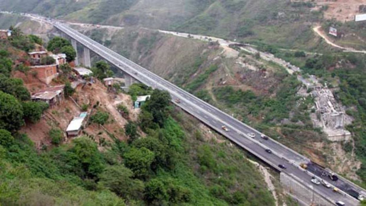 Reportan fuerte accidente en la autopista Caracas – La Guaira