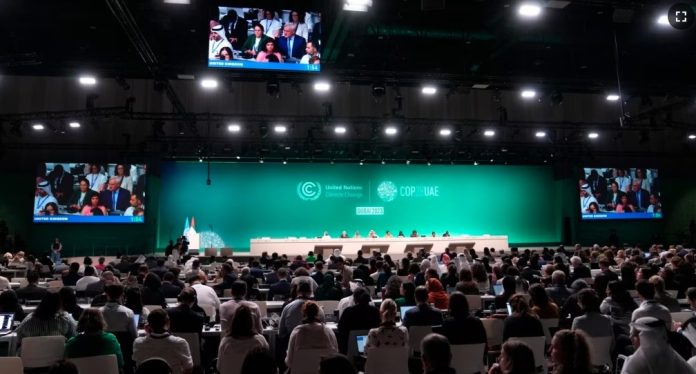 Cumbre climática acuerda dejar atrás industria de combustibles fósiles