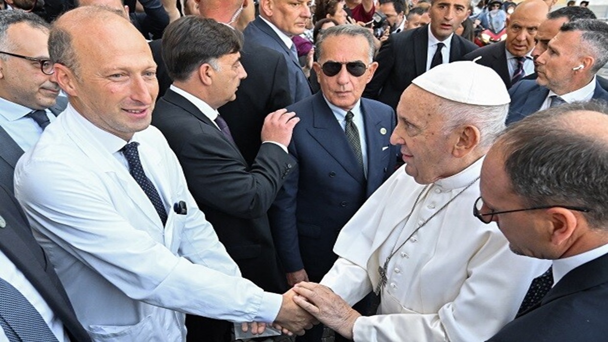 El cirujano que operó dos veces al Papa es investigado por falsificación