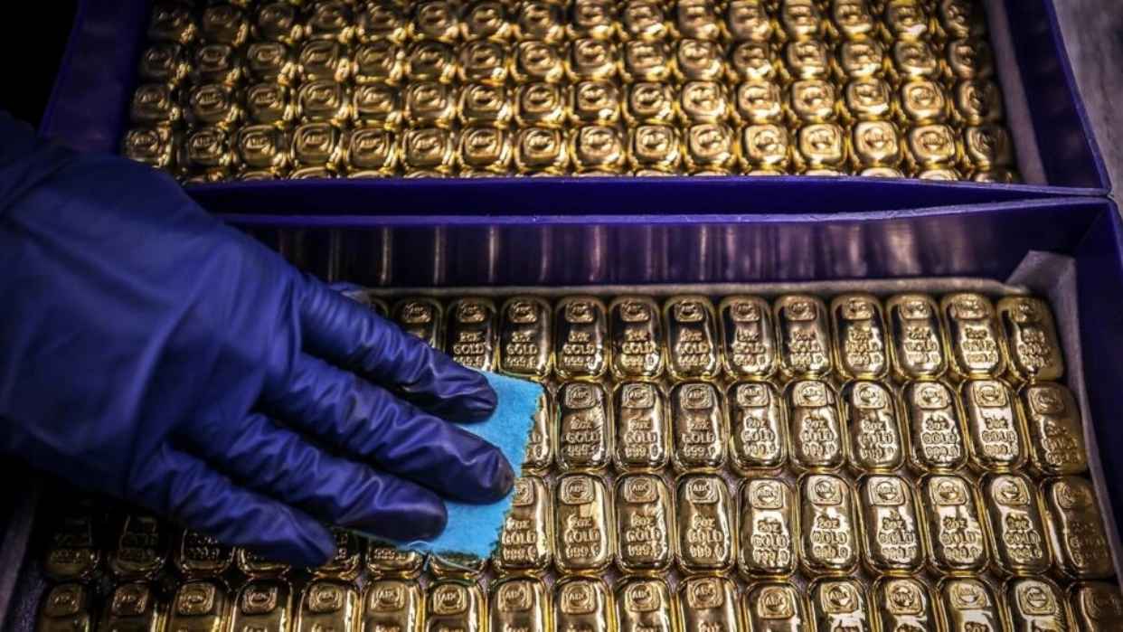 El oro alcanza un récord arriba de 2.100 dólares ante la expectativa de recortes de las tasas