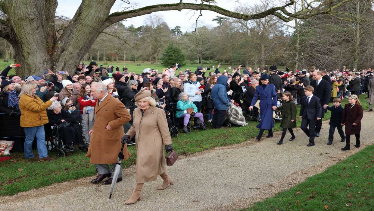 Familia Real británica acudió a la tradicional misa de navidad en Sandringham