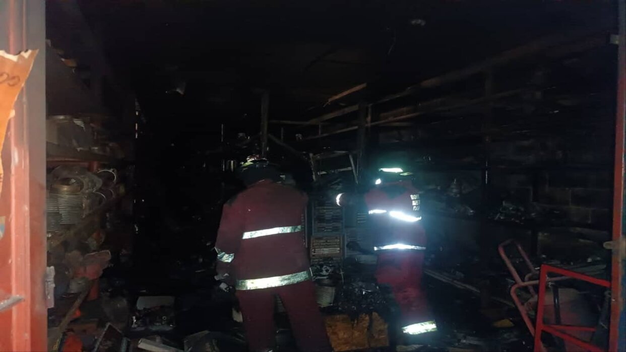 Bomberos controlan incendio en la Yaguara