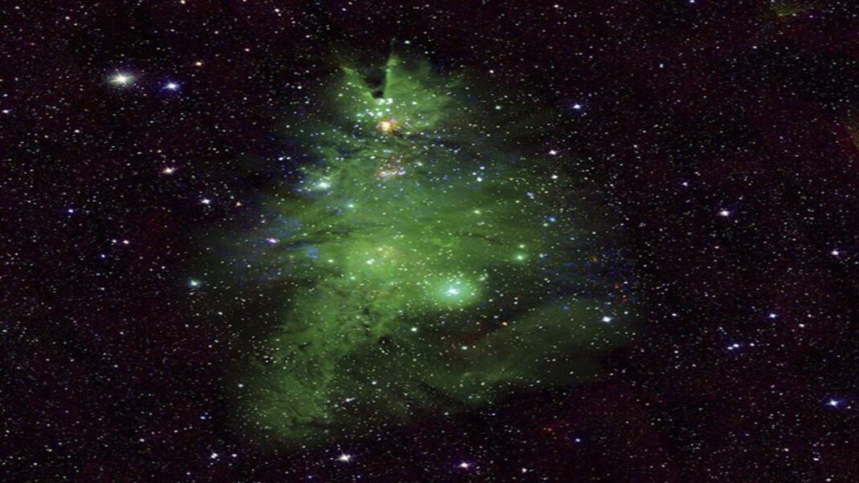 La NASA captó un grupo de estrellas con la apariencia de un árbol de Navidad