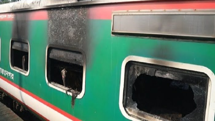Mueren cuatro personas tras incendio en tren de Bangladés