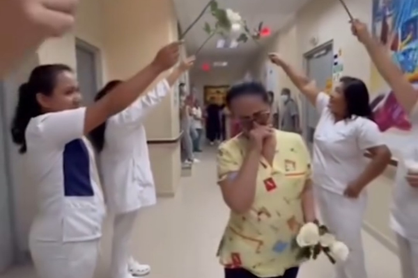 ¡Conmovedor! Así despiden compañeros de trabajo a una enfermera jubilada (+ Video)