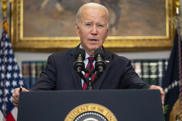 Biden acelera plan de condonación de préstamos estudiantiles