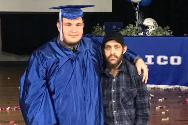 ¡Conmovedor! Estudiante adelantó su acto de grado para que su padre con cáncer pudiese verlo