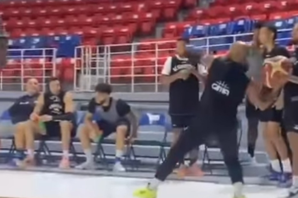 De cancha a cancha encestó el balón durante una práctica el venezolano Gregory Vargas (+ Video)