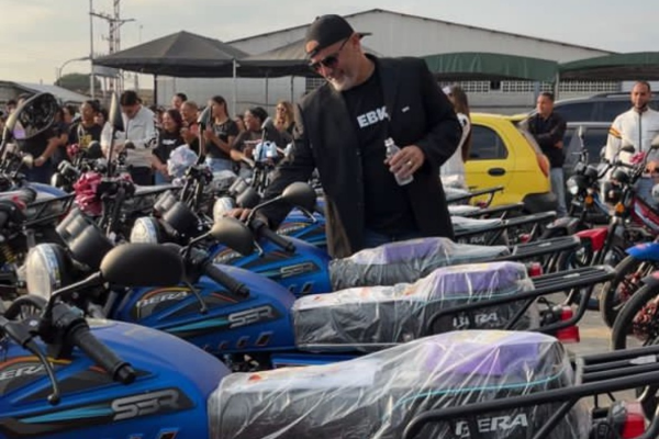 Más de 200 motos fueron dadas como regalo de navidad por la familia Bera a sus trabajadores (+ Video)