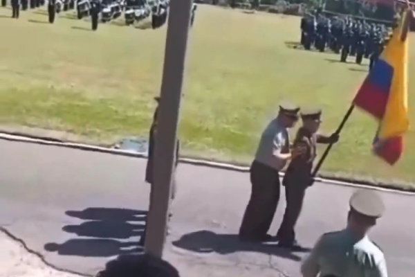 ¡Viral! Superior cambió de zapatos con otro uniformado (+ Video)