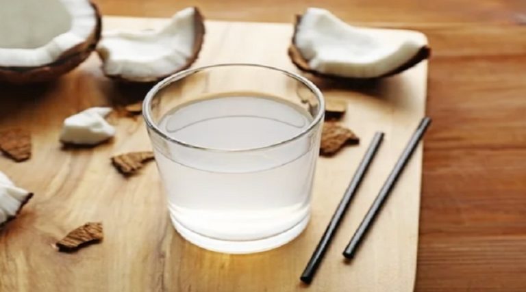 Conoce los beneficios del consumo de agua de coco