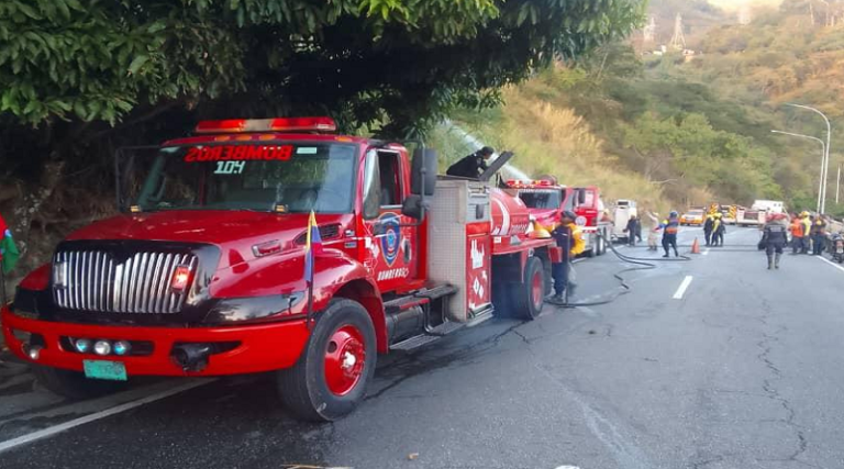 Efectivos de seguridad combaten incendio ocurrido en el Waraira Repano