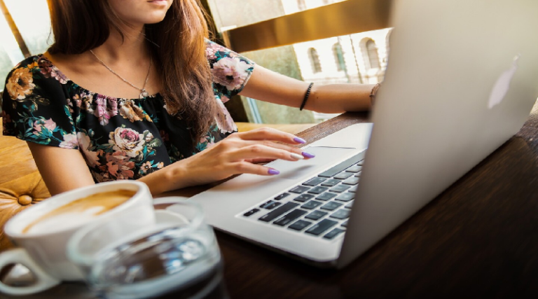 ¿Es perjudicial comer frente a la computadora? Esto es lo que se sabe