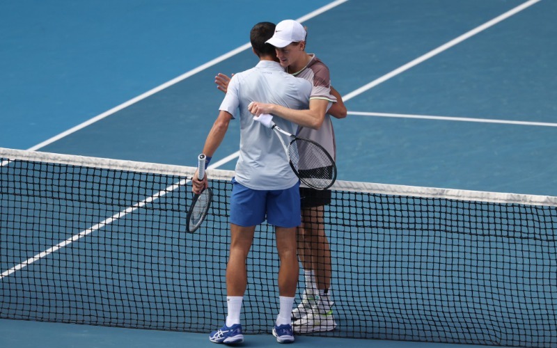 Novak Djokovic sufre una sorprendente derrota ante Jannik Sinner en la semifinal del Australian Open