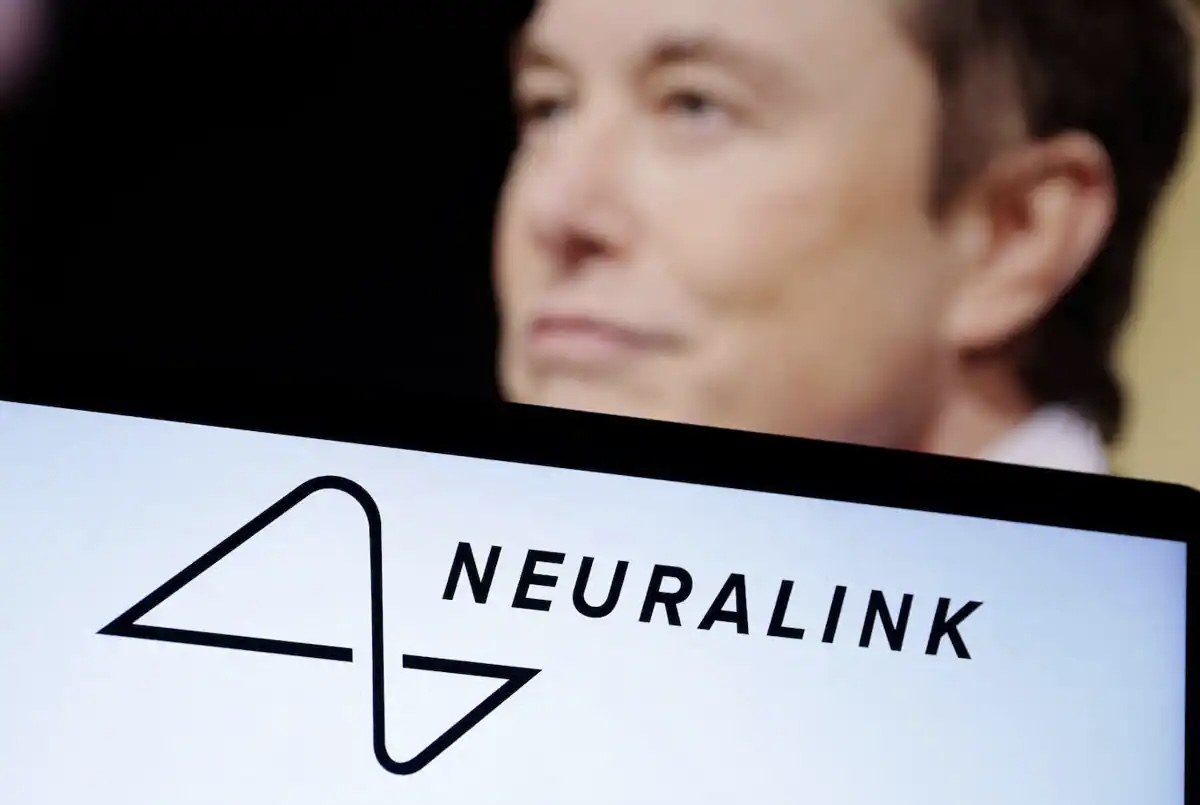 Elon Musk asegura que Neuralink logró implantar un chip cerebral a un humano por primera vez