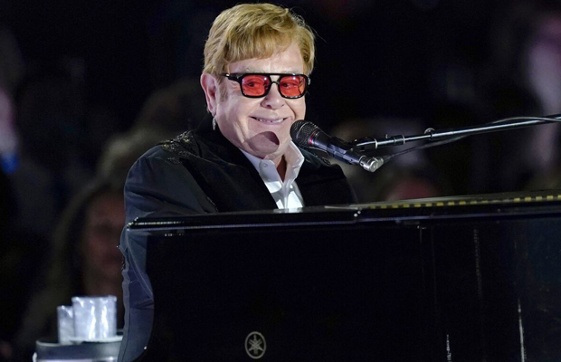 Casi un millar de objetos de Elton John serán subastados a partir del 12 de febrero