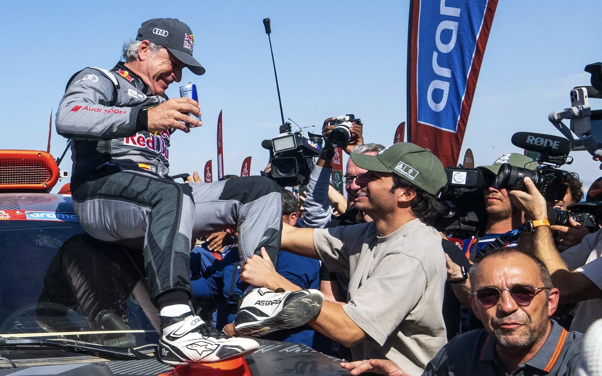 La leyenda Carlos Sainz firma su cuarto Dakar a los 61 años