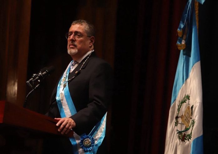 Con más de 10 horas de retraso Arévalo se juramentó presidente de Guatemala
