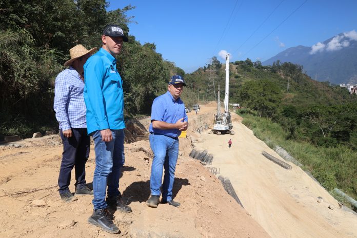 Supervisan obras de reforzamiento en tubería matriz del Tuy II