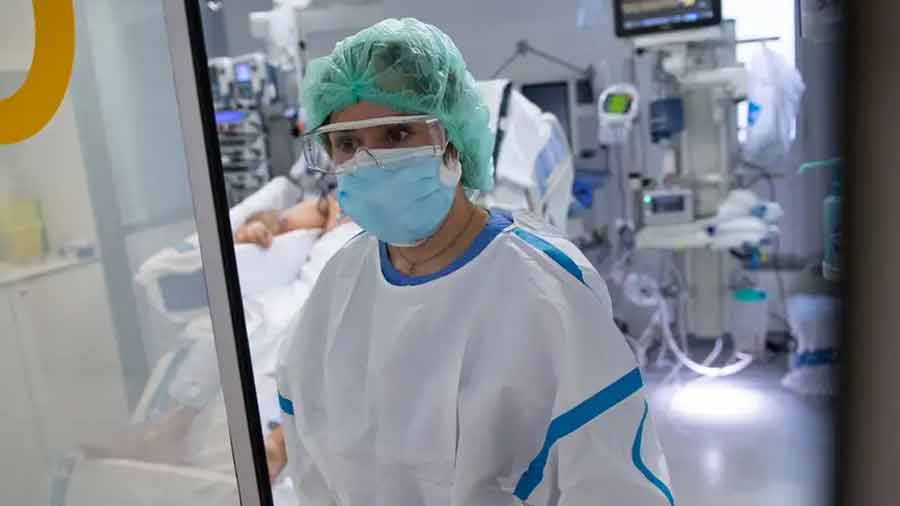 España impone el uso obligatorio de tapabocas en hospitales