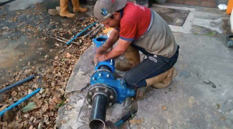 Reparan tuberías de agua potable en Miranda mediante Sistema del 1×10