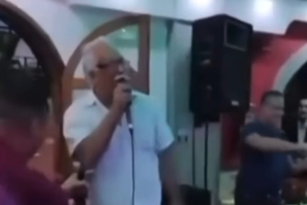 Así se gozó éste señor una reunión entre amigos, cantando y bailando al ritmo de Daddy Yankee (+ Video)
