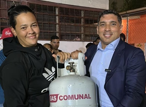 Ministro Tellechea entregó bombonas de gas en Casalta II