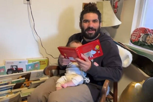 Hombre ciego en EE. UU. añadió braille a los cuentos de su hija para poder leérselos (+ Video)