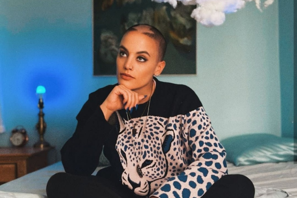 Murió Cat Janice, la cantante con cáncer terminal que destinó las ganancias de su última canción para su hijo