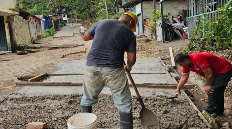 Continúan los trabajos de vialidad e iluminación en San Cristóbal