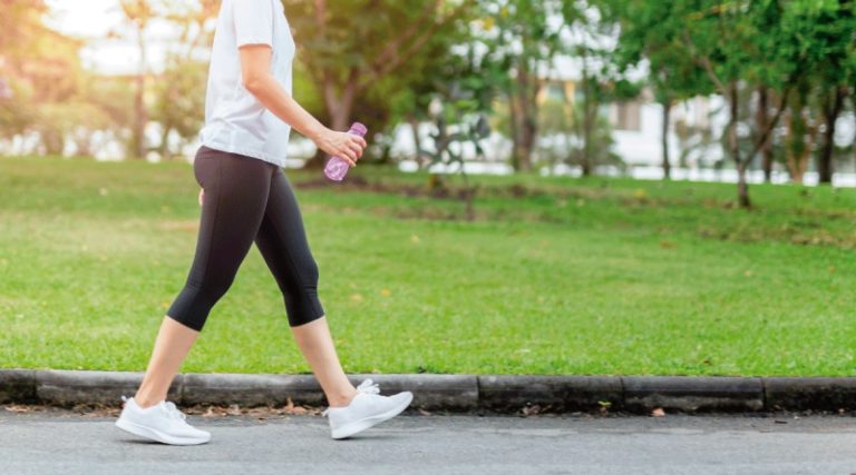 Caminar 30 minutos ayuda a mantener un cuerpo saludable