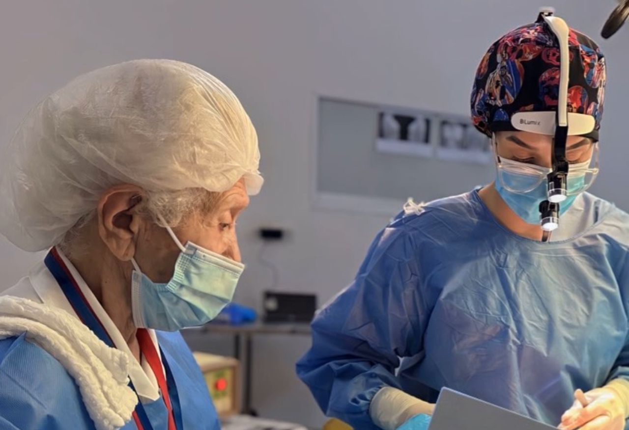 Ella es una verdadera influencer | Abuela con 92 años continúa sus labores como enfermera (+ Video)