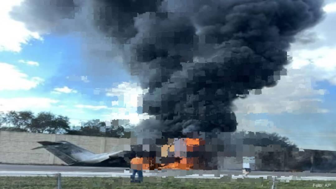 Avión privado se estrelló contra un vehículo en una autopista de Florida dejando un saldo de dos muertos