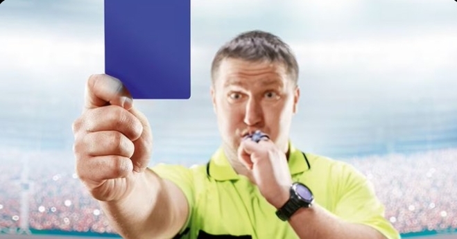 La polémica tarjeta azul, una prueba de que en el fútbol no está todo inventado