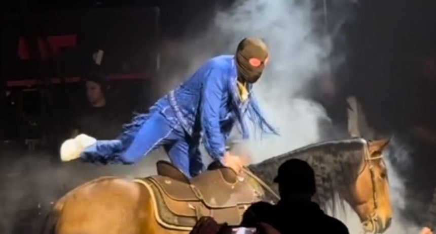 ¿Maltrato animal? Bad Bunny montó a caballo en uno de sus conciertos y le llovieron las críticas (+ Video)