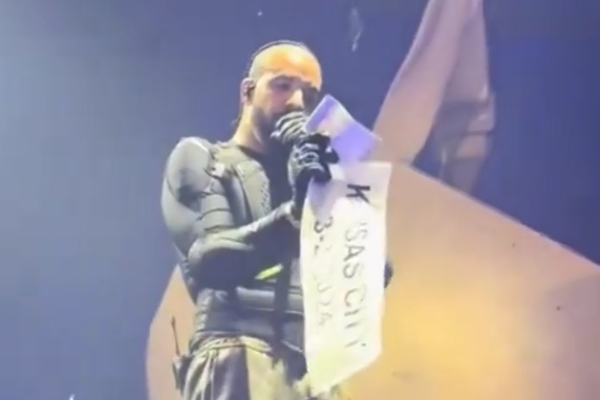 Drake sorprende a fanático con generoso gesto durante concierto en Kansas City (+ Video)