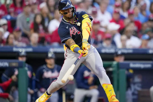 Acuña confía que estará para día inaugural al confirmarse que no tiene nada grave en la rodilla