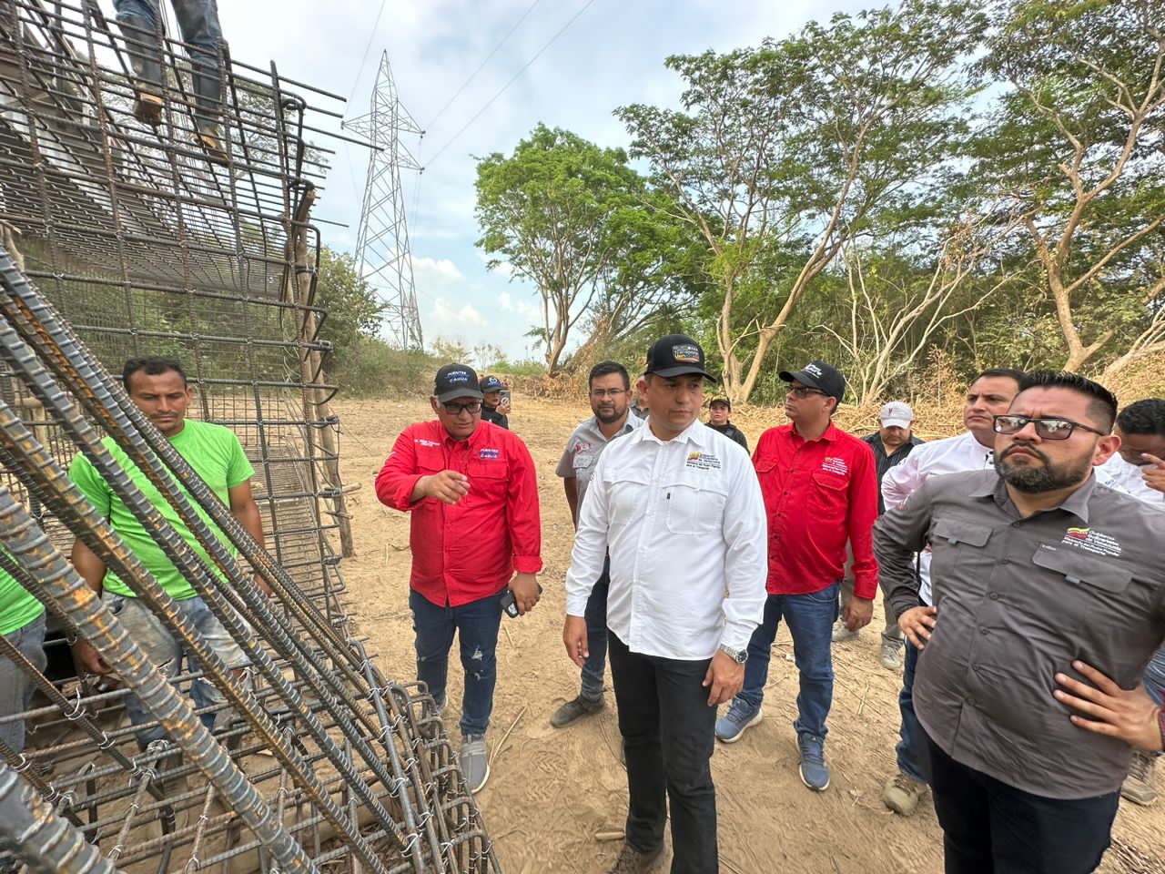 Ministro Araguayán inspeccionó los trabajos de rehabilitación del puente José Cornelio Muñoz