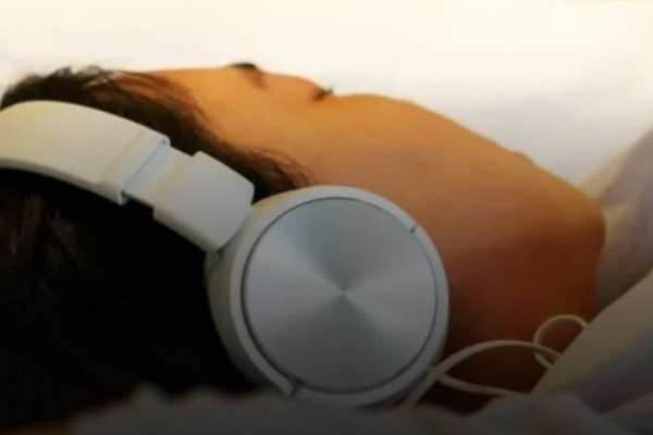 Sufre sordera por quedarse dormida cada noche con auriculares durante dos años
