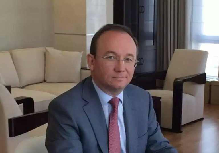 Vitaly Robertus, vicepresidente del gigante petrolero ruso Lukoil, fue encontrado ahorcâdo en el baño de su oficina