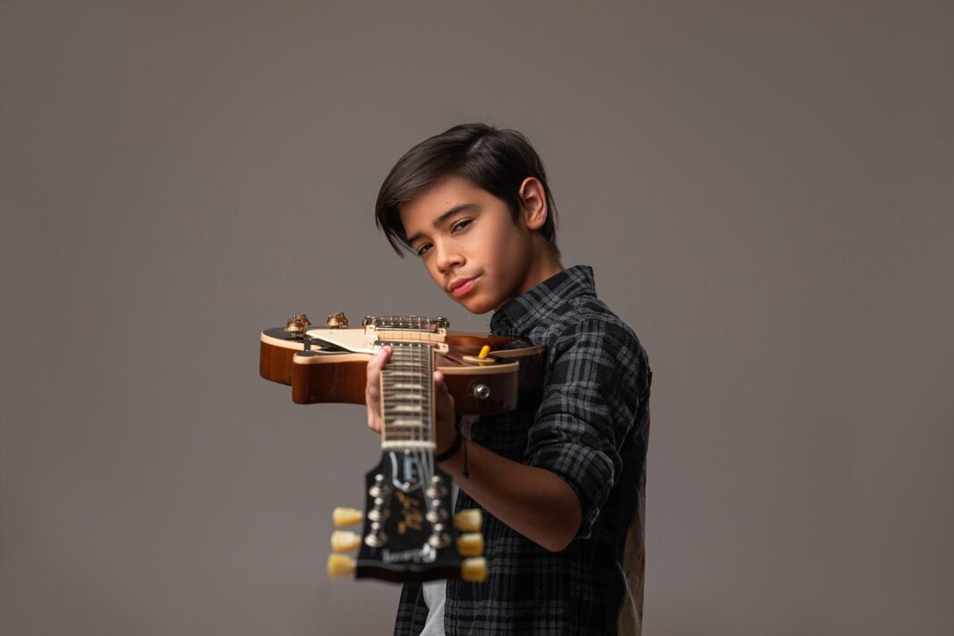 Joven músico venezolano interpretó el himno de Estados Unidos con su guitarra eléctrica en la NBA (+ Video)