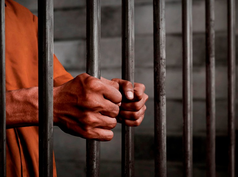 Profesor es condenado a 30 años de prisión por abusär a seis de sus alumnas