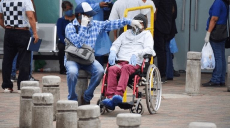 Pacientes con insuficiencia renal exigen atención sanitaria en Ecuador