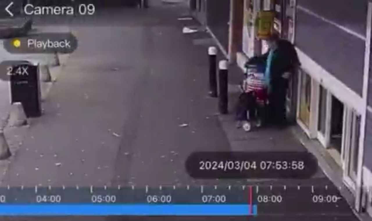 Señora llegó temprano al súper y quedó colgada de la santamaría cuando un empleado las abría (+ Vídeo)