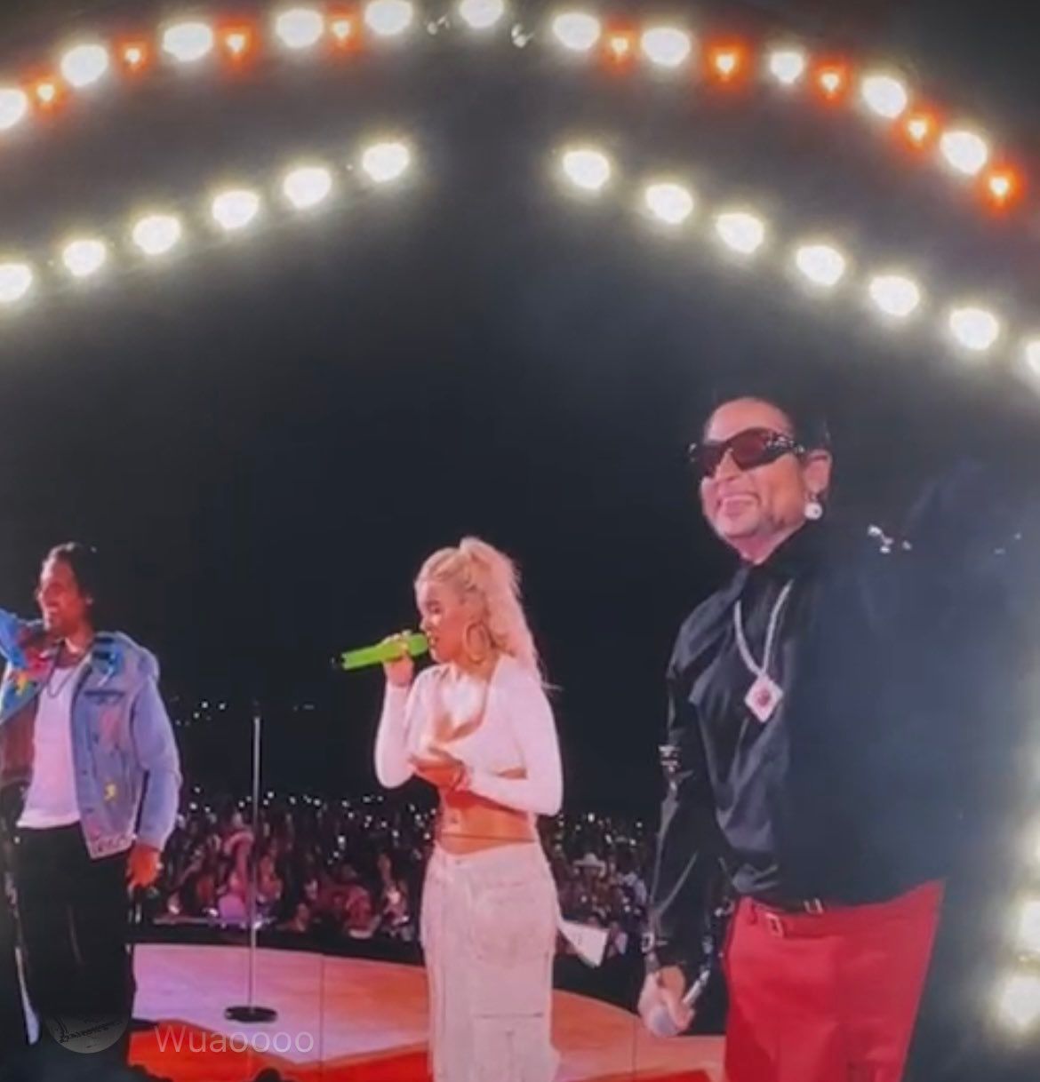 ¡Que sorpresa! Karol G bailó y cantó la canción “De Sol a Sol” junto a Servando y Florentino (+ Video)