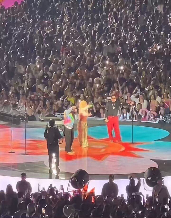 ¡A todo pulmón! + 50.000 personas, Karol G y Servando y Florentino cantaron “De Sol a Sol” en el Monumental (+ Video)