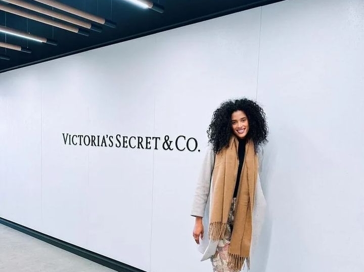 ¡Orgullo venezolano! Top model Andrea Romero forma parte del staff de Victoria’s Secret